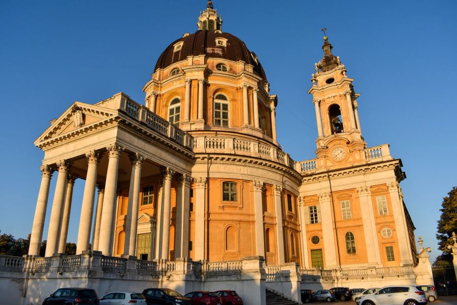 Basilika Parkplatz Abendlicht Kuppel