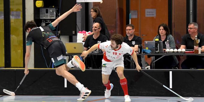 Alexander Bühler (r.) mit vollem Einsatz für die Thuner. UHC Thun gegen Floorball Thurgau.