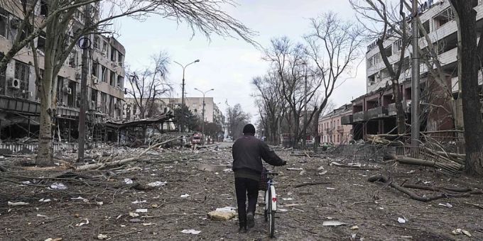 Ein Mann geht durch eine zerstörte Stadt in der Ukraine. Ukraine Krieg