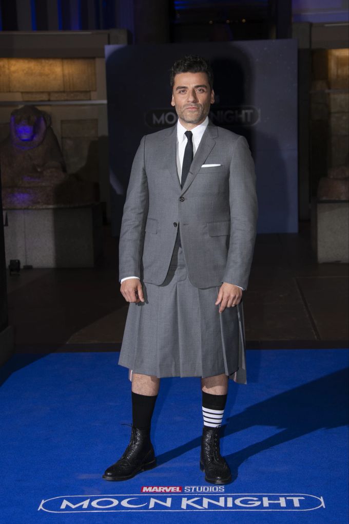 Röcke sind nicht nur etwas für Frauen, das beweist Oscar Isaac auf dem roten Teppich. Oscar isaac