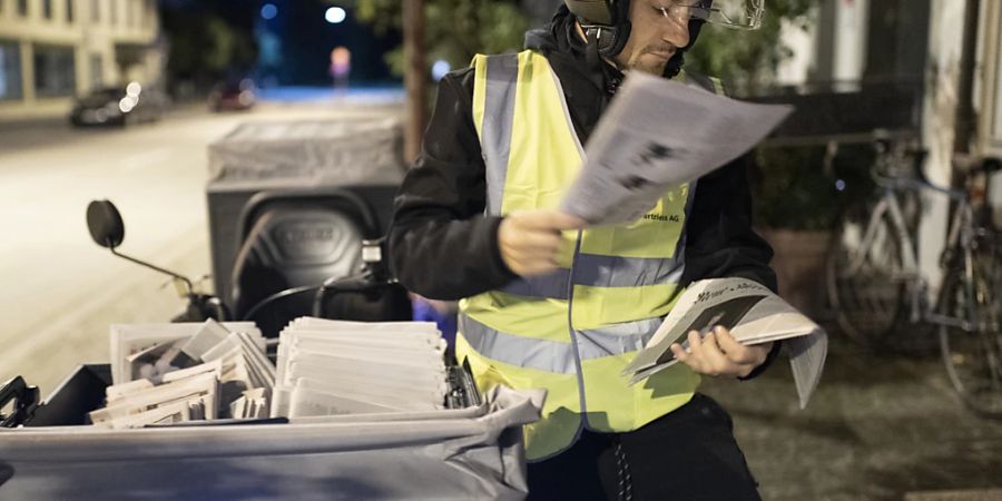 Ein Zeitungsfrühzusteller der Presto Presse-Vertriebs AG in Zug im Jahr 2019. (Archivbild)