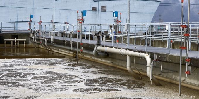 Das Reinigen von Abwasser ist klimaschädlicher als bislang vermutet, insbesondere wegen den hohen Lachgasemissionen: Das Belüftungsbecken der Kläranlage Altdorf. (Themenbild) Das Reinigen von Abwasser ist klimaschädlicher als bislang vermutet, insbesondere wegen den hohen Lachgasemissionen: Das Belüftungsbecken der Kläranlage Altdorf. (Themenbild)