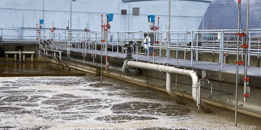 Das Reinigen von Abwasser ist klimaschädlicher als bislang vermutet, insbesondere wegen den hohen Lachgasemissionen: Das Belüftungsbecken der Kläranlage Altdorf. (Themenbild)