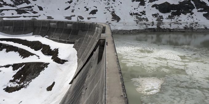 Die Staumauer des Oberaarsees unterhalb des Oberaargletschers BE. Es ist der höchstgelegene Stausee im Quellgebiet der Aare im Kanton Bern. (Archivbild) Die Staumauer des Oberaarsees unterhalb des Oberaargletschers BE. Es ist der höchstgelegene Stausee im Quellgebiet der Aare im Kanton Bern. (Archivbild)