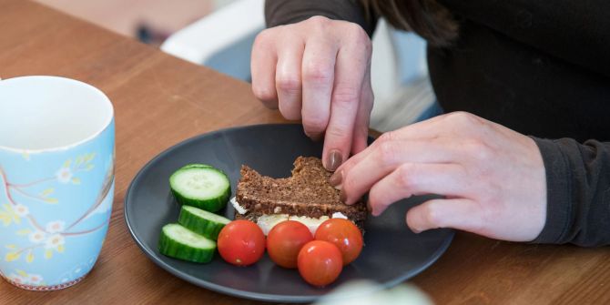 Teller Tomate Brot Hände