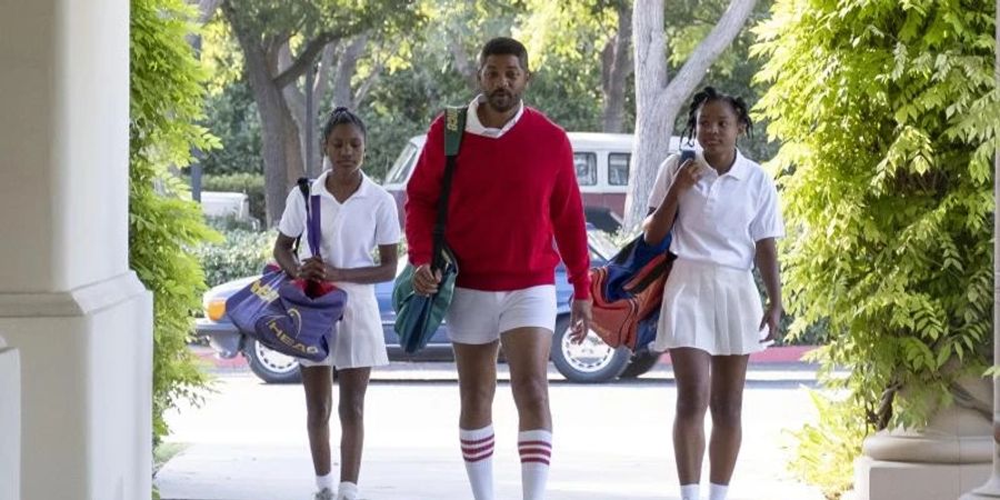 Demi Singleton (l) als Serena, Will Smith als Vater Richard und Saniyya Sidney als Venus Williams in einer Szene des Films "King Richard". Foto: -/Telepool/dpa