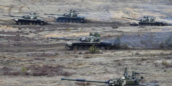 Russische Panzer fahren während einer Militärübungen auf einem Feld in Belarus. Foto: Alexander Zemlianichenko Jr/AP/dpa Russische Panzer fahren während einer Militärübungen auf einem Feld in Belarus. Foto: Alexander Zemlianichenko Jr/AP/dpa