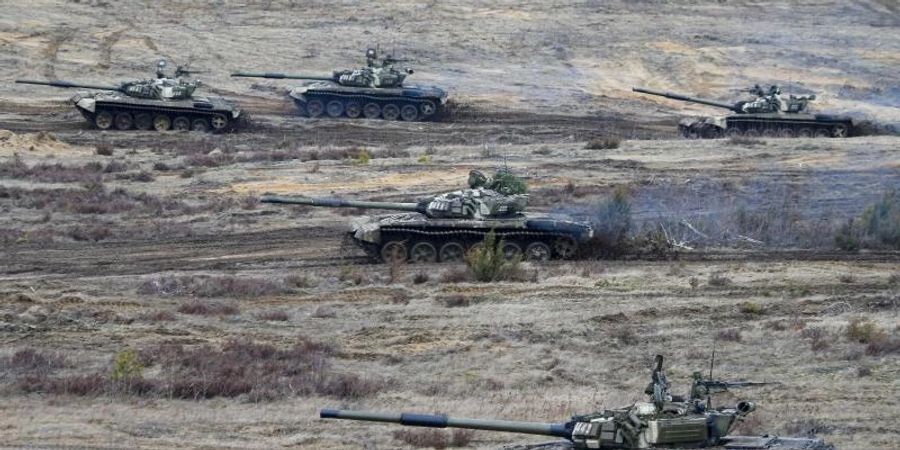 Russische Panzer fahren während einer Militärübungen auf einem Feld in Belarus. Foto: Alexander Zemlianichenko Jr/AP/dpa