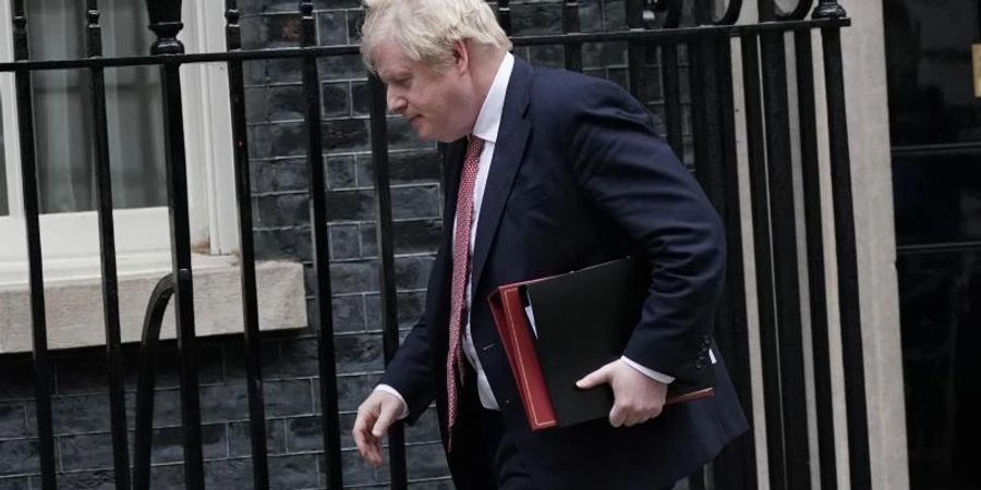 Boris Johnson verlässt die 10 Downing Street, um die Abgeordneten im Unterhaus über den Plan für ein Leben mit dem Coronavirus zu informieren. Foto: Yui Mok/PA Wire/dpa