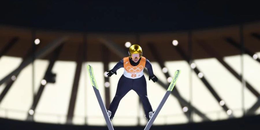 Skispringerin Katharina Althaus hat nach dem denkwürdigen Mixed-Wettbewerb Kritik am Weltverband Fis geäussert. Foto: Daniel Karmann/dpa