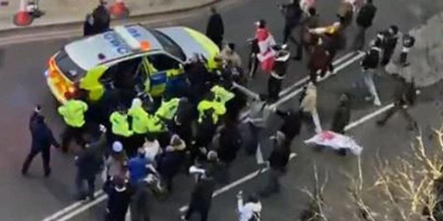 Das Videostandbild zeigt Zusammenstösse zwischen der Polizei und Demonstranten in Westminster. Weil er von einem wütenden Mob bedrängt wurde, hat die Polizei den britischen Oppositionsführer Starmer in Sicherheit bringen müssen. Foto: Conor Noon/PA Media/dpa