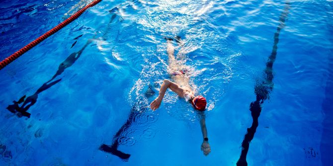 Schwimmbecken Schwimmer blau Freistil