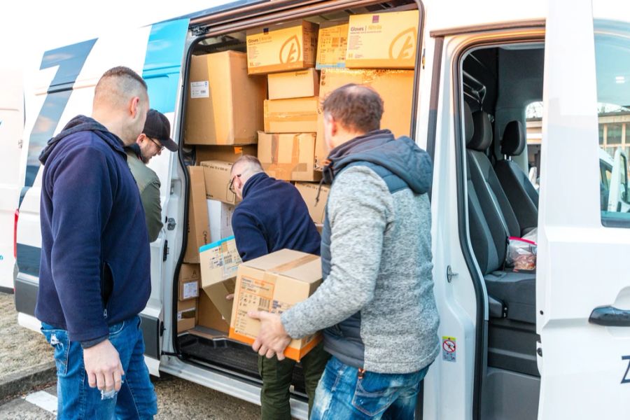 Helfer beladen Transportfahrzeuge, die sich vom Cottbuser Carl-Thiem-Klinikum auf den Weg ins ukrainische Kriegsgebiet begeben.