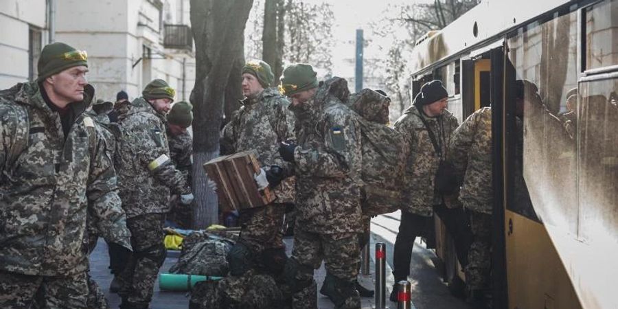 Soldaten der ukrainischen Armee in Kiew. In den vergangenen Tagen sollen rund 14.500 Menschen zum Kampfeinsatz in die Ukraine eingereist sein. Foto: Diego Herrera/EUROPA PRESS/dpa