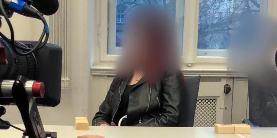 Die 19-Jährige im Landgericht Bamberg auf der Anklagebank. Foto: Gregor Bauernfeind/dpa