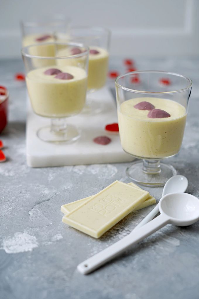 Die weisse Schokomousse wird mit Ruby-Schokoherzen gekrönt. Weisse Schololade Mousse Ruby-Schoko-Herz