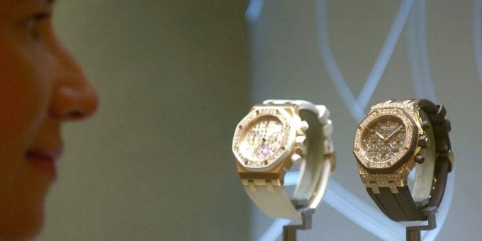 Ausstellungsvitrine von Markenuhren der Richemont-Gruppe am Salon International de la Haute Horlogerie in Genf. (Aufnahme vom April 2007) Richemont