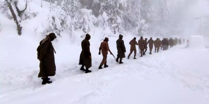Pakistanische Armeesoldaten, die an Rettungsarbeiten teilnehmen, nachdem mehrere Touristen bei starkem Schneefall in Murree, Pakistan ums Leben kamen. Pakistan