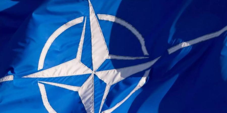 Eine Flagge der Nato. Foto: Daniel Naupold/dpa