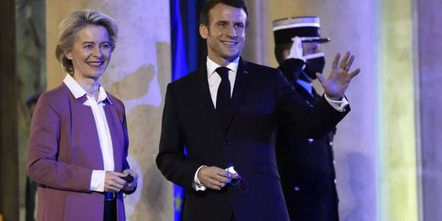 Emmanuel Macron begrüsst Ursula von der Leyen im Élysée-Palast. Foto: Michel Euler/AP/dpa