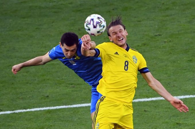 Taras Stepanenko (hinten, hier an der EM gegen Schweden) kann aktuell nicht an Fussball denken. Ukraine Krieg