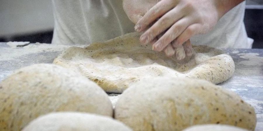 Ein Bäcker bei der Arbeit: Brot wird für die Kundschaft wohl teurer. Foto: Soeren Stache/dpa