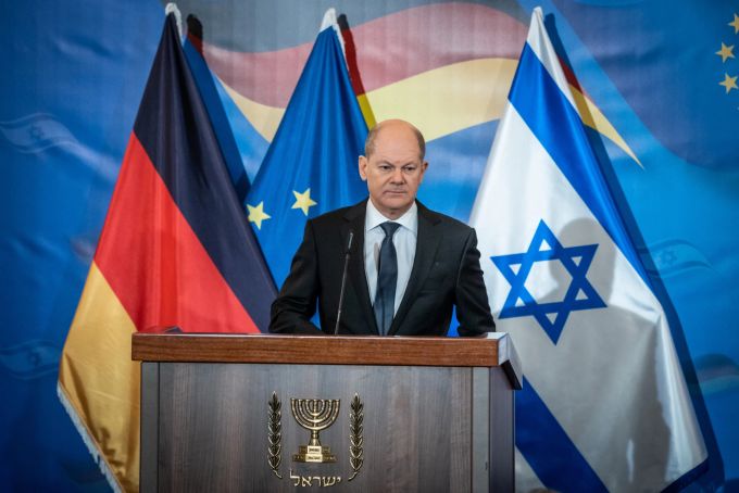 Der deutsche Bundeskanzler Olaf Scholz bei einer Ansprache heute Mittwoch in Israel. Ukraine Konflikt