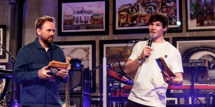 Moderator Steven Gätjen (l) und Sänger Wincent Weiss bei «AllHandsOnDeck».