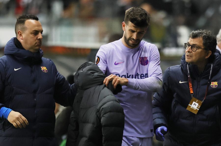 Der Arbeitstag von Gerard Piqué im Viertelfinal-Hinspiel der Europa League ist früh beendet.