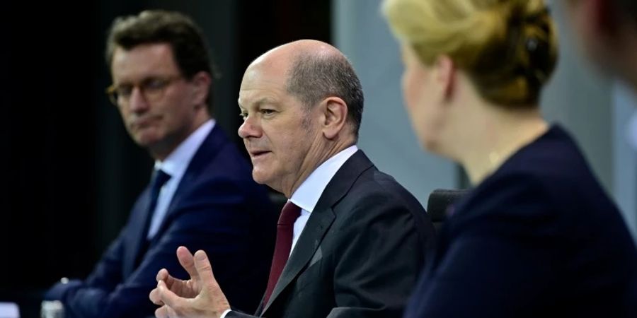 Pressekonferenz mit Scholz (Mitte)