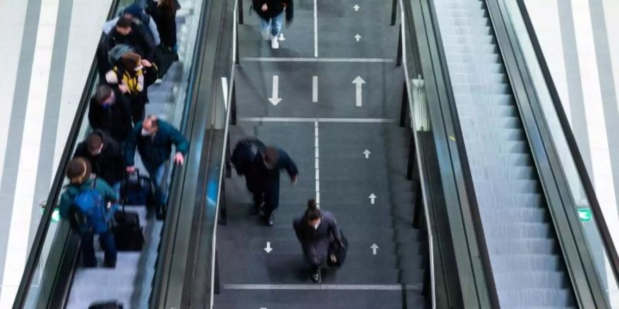 Die Deutsche Bahn setzt zur Weihnachtszeit zusätzliche Züge ein. (Bild vom Berliner Hauptbahnhof). Foto: Christophe Gateau/dpa