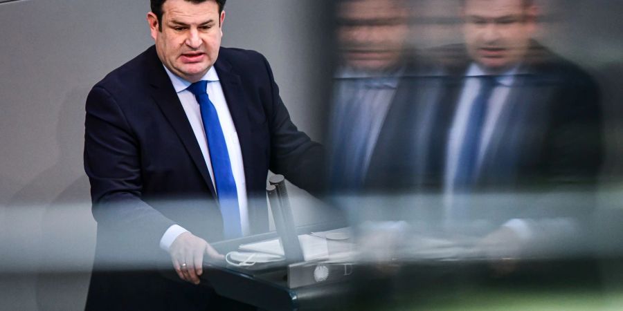 Hubertus Heil (SPD) bei einer Plenarsitzung im Deutschen Bundestag. Der Bundesarbeitsminister will bei einem Gipfel mit Arbeitgebern und Gewerkschaften die Arbeitsmarktintegration ukrainischer Flüchtlinge diskutieren.