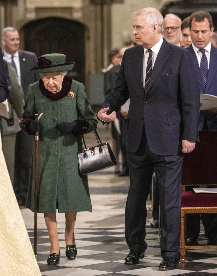 Andrew reicht seinen Arm, damit sich die Queen stützen kann.