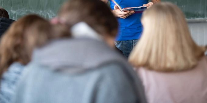 Ein Lehrer unterrichtet in einer Sinsheimer Realschule. Lehrer