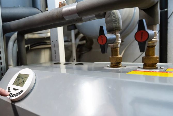 Hand Schalter Wärmepumpe Keller