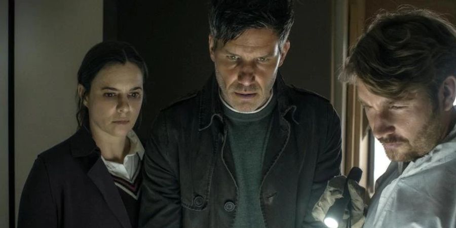 Was die Kommissare Pia (Annika Kuhl, l.), Oliver (Tim Bergmann, M.) und Kröger (Pirmin Sedlmeir, r.) in einem Versteck entdecken, lässt sie erschauern. Foto: Hagen Keller/ZDF/dpa