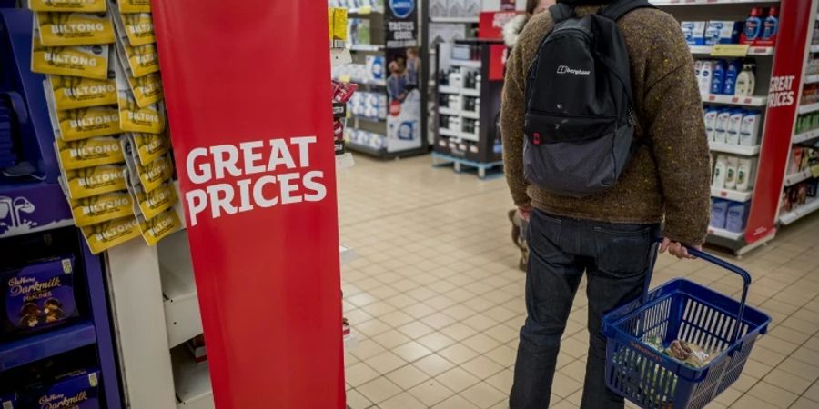 Kunde in einem britischen Supermarkt