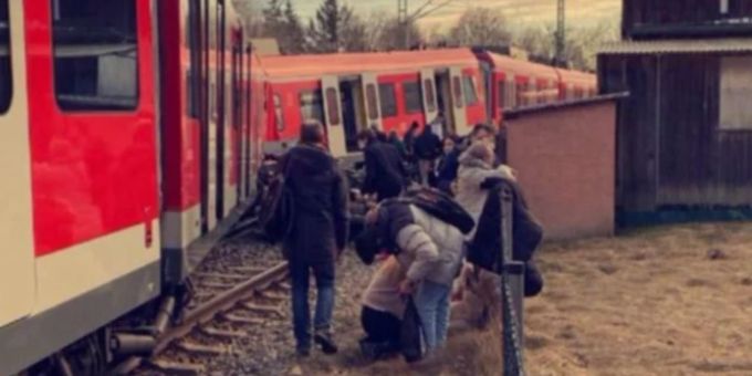 Mindestens ein Toter - Zwei deutsche S-Bahnen krachen ineinander