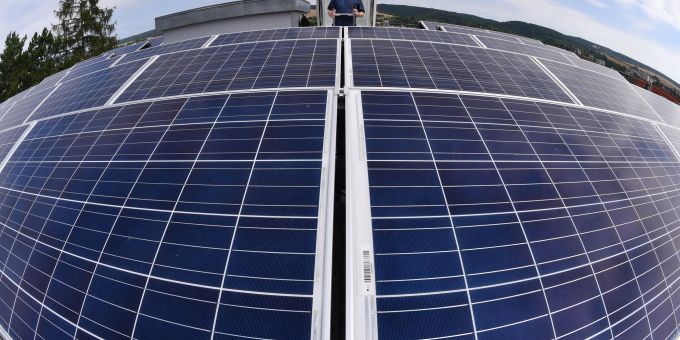 Solarpanele auf dem Dach eines Mietshauses in Sondershausen in Thüringen. Solarpanele auf dem Dach eines Mietshauses in Sondershausen in Thüringen.