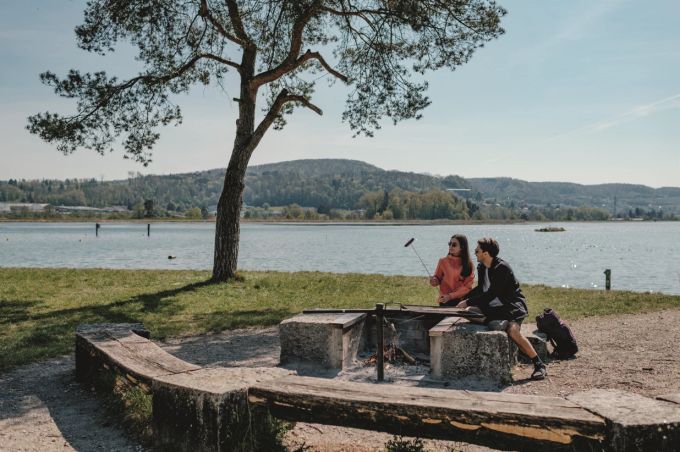Eine etwa anderthalbstündige Wanderung von Bad Zurzach entfernt überzeugt der Klingnauer Stausee mit einer malerischen Naturkulisse. Bad Zurzach Wellness Thermalbad