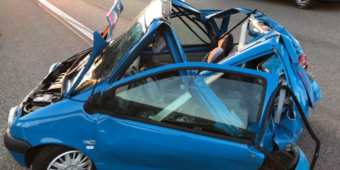 Weil die Autofahrerin richtig reagierte und neben dem Fahrzeug hinter der Leitplanke wartete, wurde beim Unfall niemand verletzt. Unfall