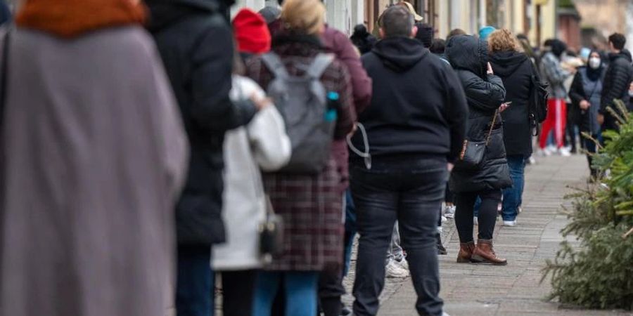Zahlreiche Menschen warten im Berliner Stadtteil Neukölln auf ihren Corona-Test. Foto: Monika Skolimowska/dpa-Zentralbild/dpa