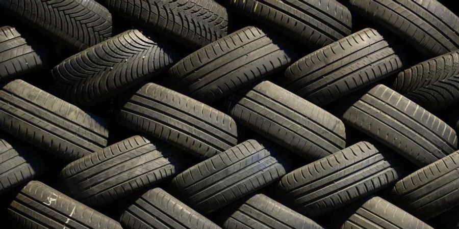 Gebrauchte Reifen liegen in einer Werkshalle bereit zur Wiederaufarbeitung. In Deutschland fallen jedes Jahr 570.000 Altreifen an. Foto: Friso Gentsch/dpa