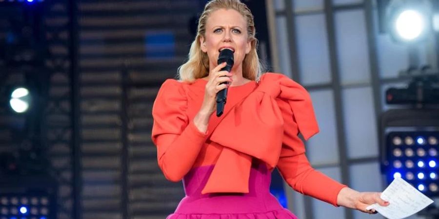 Barbara Schöneberger, Moderatorin, steht beim Public Viewing zum Eurovision Song Contest (ESC) 2019 auf dem Spielbudenplatz auf der Bühne. Foto: Daniel Bockwoldt/dpa