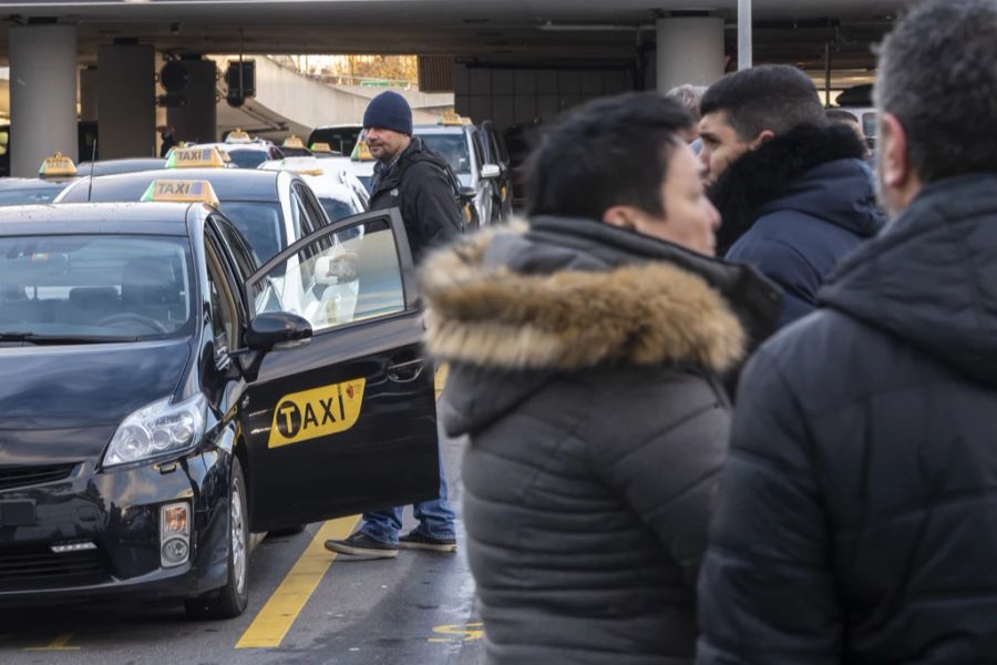 «Da die meisten Taxifahrer selbstständig sind, stellen Lohnkürzungen meistens die einzige Option dar», sagt George Botonakis, Präsident des Zürcher Taxiverbandes.