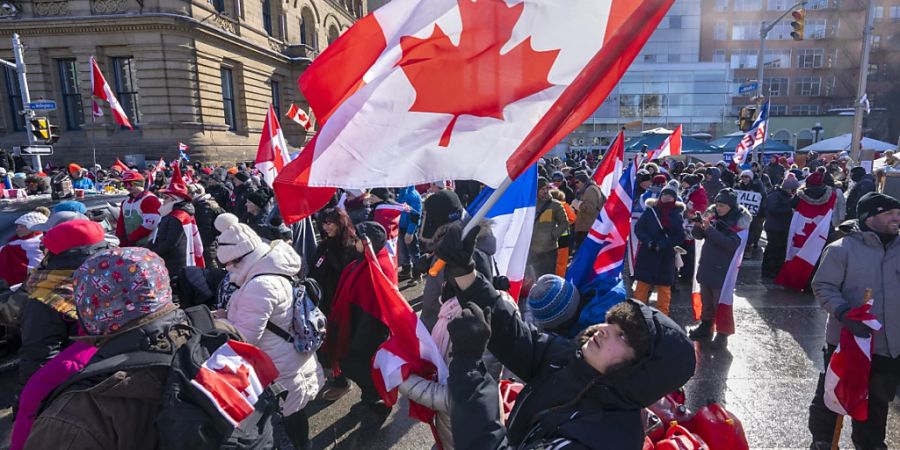 Menschen versammeln sich auf dem Parliament Hill in Ottawa zu einer Demonstration gegen die Corona-Impfpflicht. Foto: Frank Gunn/The Canadian Press/AP/dpa