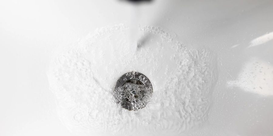 Wer viel warmes Wasser ungenutzt den Abfluss hinterlaufen lässt, verschwendet auch Energie, die bei der Erwärmung anfällt. Eine teure Angelegenheit in diesen Zeiten.