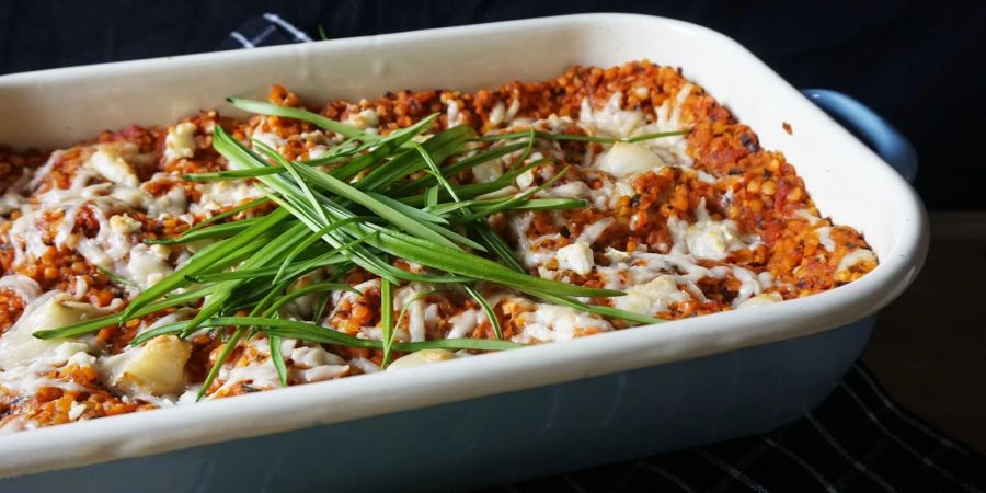 Statt Hackfleisch spielen bei der Lasagne Bärlauch, Ziegenkäse und rote Linsen die Hauptrolle.