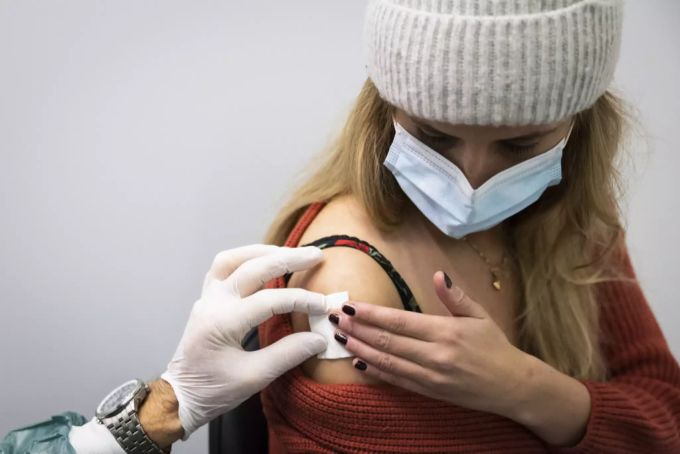 Die Impfungen zum Schutz vor dem Coronavirus enthalten keine der «Giftstoffe», wie sie die Heilpraktikerin beschreibt. (Symbolbild) coronavirus