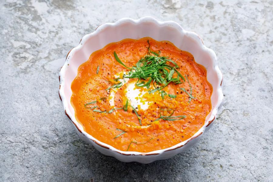 Suppe orangefarben Schälchen weiss
